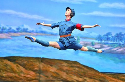 3月2日，演員在表演芭蕾舞劇《紅色娘子軍》。新華社記者 郭程攝