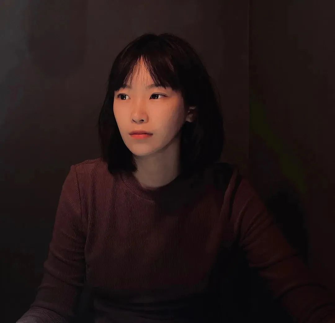 楊知寒，生于1994，作品見于《人民文學(xué)》《當(dāng)代》《花城》等，獲人民文學(xué)新人獎(jiǎng)、華語青年作家獎(jiǎng)、寶珀理想國文學(xué)獎(jiǎng)、“《鐘山》之星"年度青年作家獎(jiǎng)等。出版小說集《一團(tuán)堅(jiān)冰》《黃昏后》。
