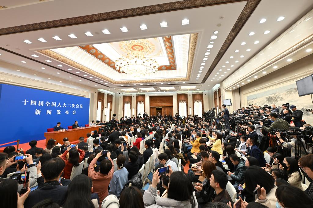 3月4日，十四屆全國人大二次會議在北京人民大會堂舉行新聞發(fā)布會。大會發(fā)言人婁勤儉就大會議程和人大工作相關(guān)問題回答中外記者的提問。 新華社記者 才揚(yáng) 攝