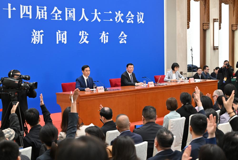 3月4日，十四屆全國人大二次會議在北京人民大會堂舉行新聞發(fā)布會。大會發(fā)言人婁勤儉就大會議程和人大工作相關(guān)問題回答中外記者的提問。這是記者舉手提問。 新華社記者 才揚(yáng) 攝
