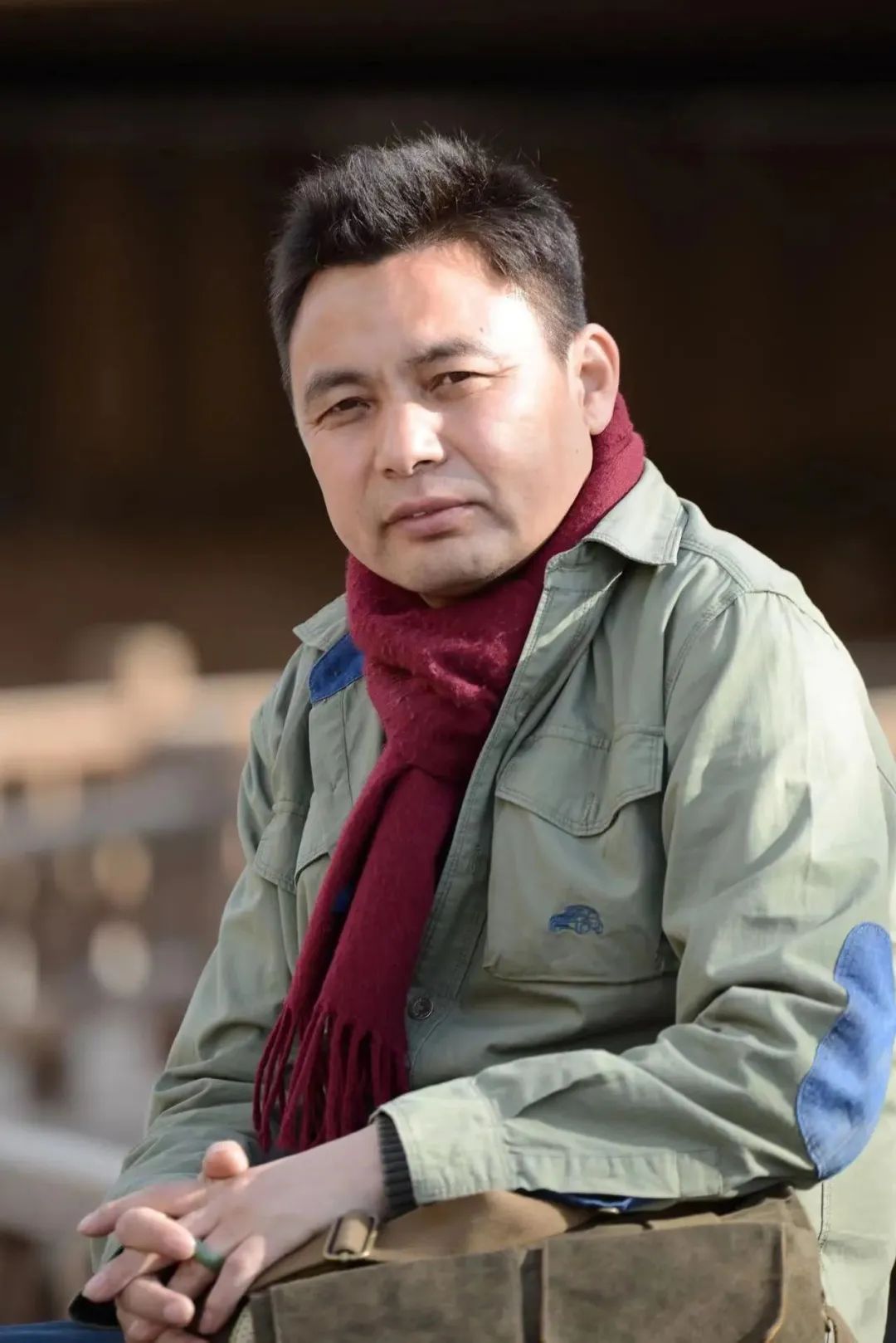 龍仁青，先后在《人民文學》《中國作家》《十月》《民族文學》《青年文學》等刊發(fā)表原創(chuàng)、翻譯作品四百余萬字，出版《光榮的草原》《咖啡與酸奶》《孔雀翎上的雪峰》等作品三十余部。作品曾獲全國少數(shù)民族文學創(chuàng)作“駿馬獎”、漢語文學“女評委”大獎、三毛散文獎、青海文學藝術(shù)獎等，多次被《小說月報》《小說選刊》《散文選刊》《散文海外版》等轉(zhuǎn)載，入選《中國短篇小說年選》《中國散文20家》等多種年度選本。部分作品被譯為英、意、日等國文字。