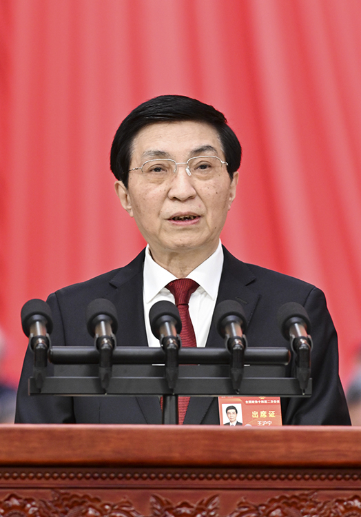 3月4日下午，中國人民政治協(xié)商會議第十四屆全國委員會第二次會議在北京人民大會堂開幕。這是全國政協(xié)主席王滬寧代表政協(xié)第十四屆全國委員會常務(wù)委員會，向大會報(bào)告工作。 新華社記者 饒愛民 攝