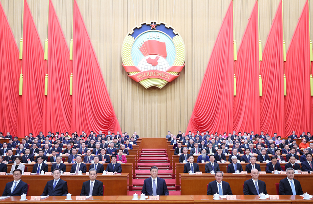 3月4日下午，中國人民政治協(xié)商會議第十四屆全國委員會第二次會議在北京人民大會堂開幕。習(xí)近平等黨和國家領(lǐng)導(dǎo)人到會祝賀。 新華社記者 鞠鵬 攝