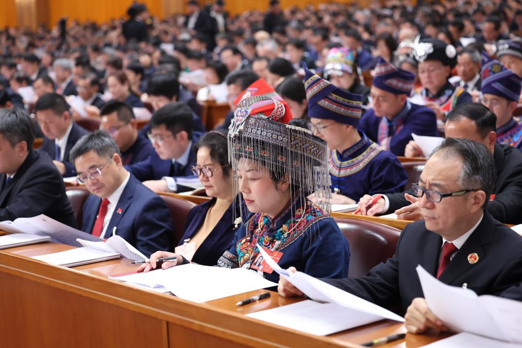 3月5日，第十四屆全國人民代表大會第二次會議在北京人民大會堂開幕。這是代表們在認(rèn)真聽會。新華社記者 劉衛(wèi)兵 攝