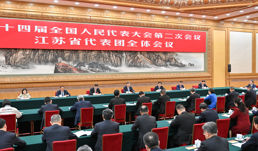 3月5日，中共中央總書記、國家主席、中央軍委主席習(xí)近平參加他所在的十四屆全國人大二次會議江蘇代表團(tuán)審議。新華社記者 岳月偉 攝