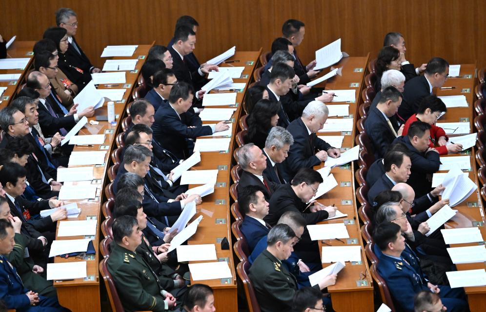 3月7日，全國政協(xié)十四屆二次會議在北京人民大會堂舉行第二次全體會議。這是委員們在認(rèn)真聽會。?新華社記者 陳曄華 攝