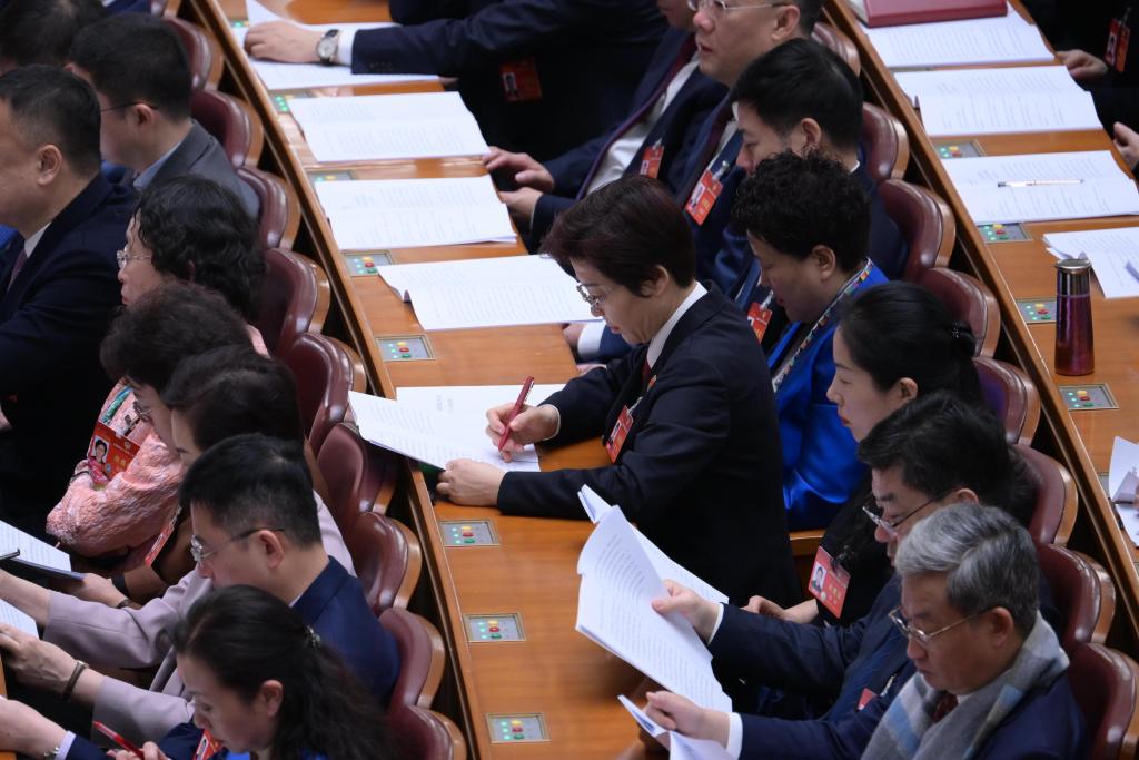 3月7日，全國政協(xié)十四屆二次會議在北京人民大會堂舉行第二次全體會議。這是委員們在認(rèn)真聽會。?新華社記者 李賀 攝