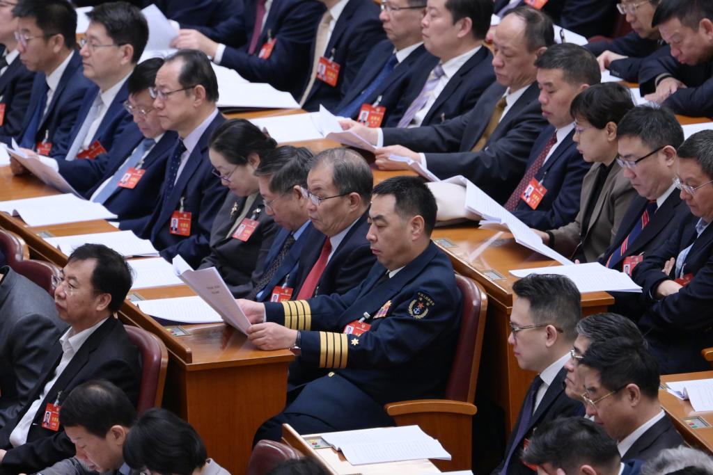 3月7日，全國政協(xié)十四屆二次會議在北京人民大會堂舉行第二次全體會議。這是委員們在認(rèn)真聽會。?新華社記者 李賀 攝