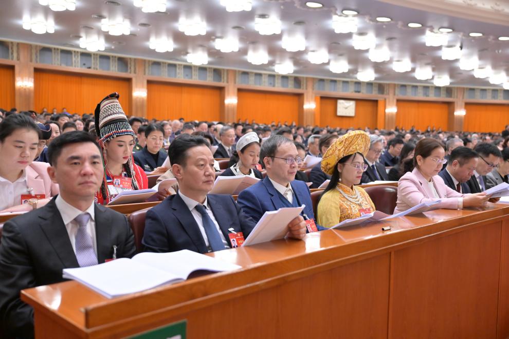 3月7日，全國政協(xié)十四屆二次會議在北京人民大會堂舉行第二次全體會議。這是委員們在認(rèn)真聽會。