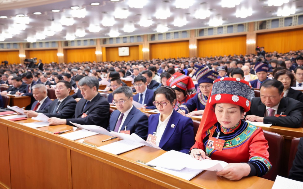 3月8日，十四屆全國(guó)人大二次會(huì)議在北京人民大會(huì)堂舉行第二次全體會(huì)議。這是代表們?cè)谡J(rèn)真聽會(huì)。新華社記者 劉衛(wèi)兵 攝