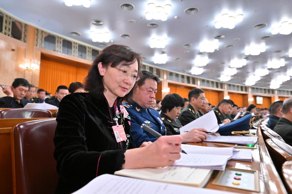 3月8日，十四屆全國(guó)人大二次會(huì)議在北京人民大會(huì)堂舉行第二次全體會(huì)議。這是代表們?cè)谡J(rèn)真聽會(huì)。新華社記者 岳月偉 攝