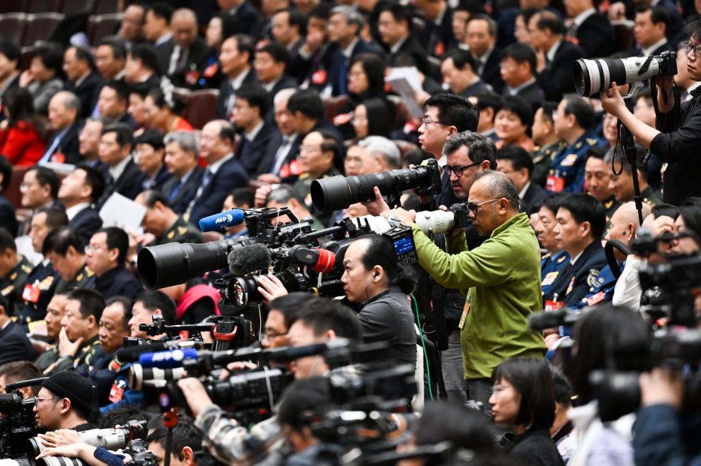3月8日，十四屆全國(guó)人大二次會(huì)議在北京人民大會(huì)堂舉行第二次全體會(huì)議。這是記者在會(huì)議現(xiàn)場(chǎng)采訪。新華社記者 牟宇 攝