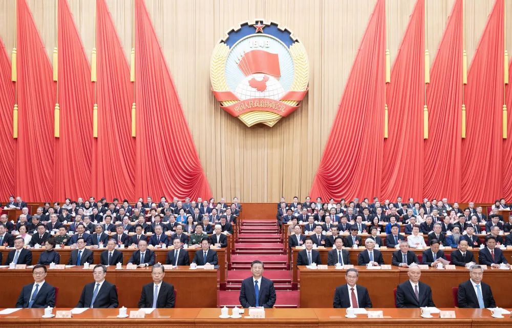 3月10日上午，中國人民政治協(xié)商會議第十四屆全國委員會第二次會議在北京人民大會堂閉幕。這是習近平、李強、趙樂際、蔡奇、丁薛祥、李希、韓正在主席臺就座。新華社記者 黃敬文 攝