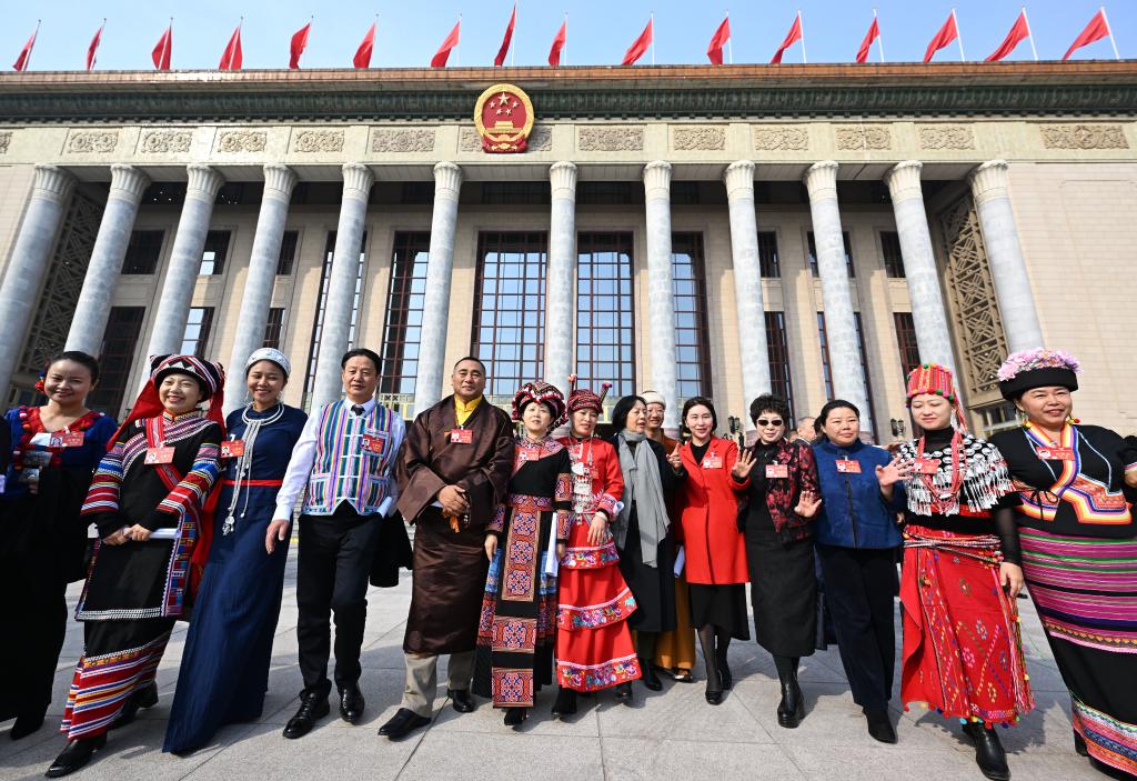 3月10日，中國人民政治協(xié)商會議第十四屆全國委員會第二次會議在北京人民大會堂舉行閉幕會。這是閉幕會后，委員們走出人民大會堂。新華社記者 陳曄華 攝