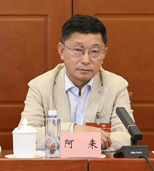 全國政協(xié)委員、中國作協(xié)副主席阿來 楊 樹 攝