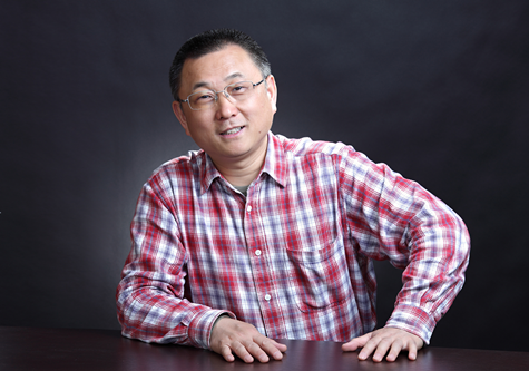 劉醒龍，生于古城黃州，現(xiàn)任中國作家協(xié)會小說委員會副主任、湖北省文學(xué)藝術(shù)界聯(lián)合會名譽(yù)主席。作品獲茅盾文學(xué)獎、魯迅文學(xué)獎、老舍散文獎、豐子愷散文獎，由其作品改編的電影獲中國電影金雞獎、大眾電影百花獎和中國電影華表獎等。主要作品有中篇小說《鳳凰琴》《分享艱難》《挑擔(dān)茶葉上北京》、長篇小說《圣天門口》《天行者》《蟠虺》、長篇散文《一滴水有多深》等。多部作品被譯成英語、法語、韓語、日語、越南語、印地語、阿拉伯語、波蘭語等語種出版。