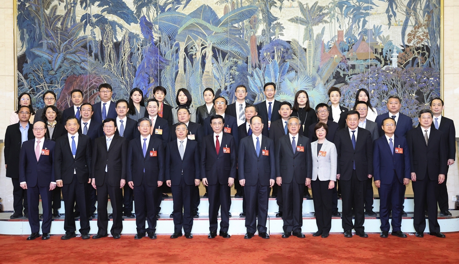 3月10日上午，中共中央政治局常委、全國(guó)政協(xié)主席王滬寧在北京人民大會(huì)堂看望參加全國(guó)政協(xié)十四屆二次會(huì)議宣傳報(bào)道的新聞工作者代表，代表全國(guó)政協(xié)向大家表示誠(chéng)摯慰問(wèn)和衷心感謝。新華社記者 黃敬文 攝