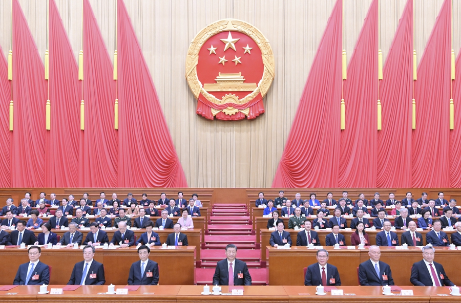 3月11日，第十四屆全國人民代表大會(huì)第二次會(huì)議在北京人民大會(huì)堂閉幕。黨和國家領(lǐng)導(dǎo)人習(xí)近平、李強(qiáng)、王滬寧、蔡奇、丁薛祥、李希、韓正等在主席臺(tái)就座。新華社記者 謝環(huán)馳 攝