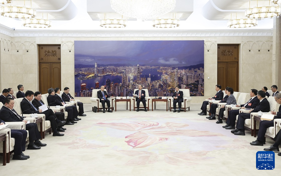 3月11日下午，中共中央政治局常委、全國人大常委會(huì)委員長趙樂際在北京人民大會(huì)堂看望參加十四屆全國人大二次會(huì)議新聞報(bào)道的中央主要新聞單位負(fù)責(zé)同志和新聞工作者，代表大會(huì)主席團(tuán)和全國人大常委會(huì)，向參加大會(huì)新聞報(bào)道的全體新聞工作者表示問候和感謝。新華社記者 姚大偉 攝