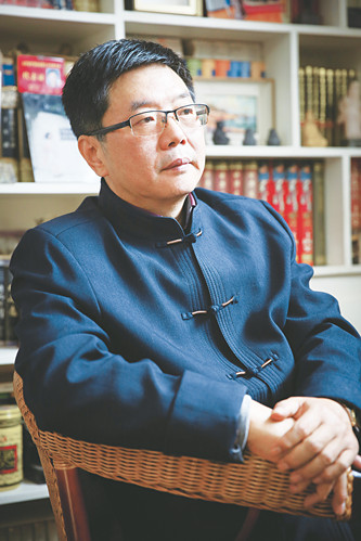 方遠(yuǎn)，資深報人，中國作家協(xié)會會員。山東省作家協(xié)會小說創(chuàng)作委員會委員。濟(jì)南市首批簽約作家，濟(jì)南日報報業(yè)集團(tuán)舜網(wǎng)文學(xué)顧問，山東省散文學(xué)會特聘專家。著有長篇小說《大河入海流》《大船隊》《墜落的天使》等五部，小說集《尋找情人》，中篇小說《神龜出沒》《門縫兒里的愛情》等二十余部，多篇作品被報刊轉(zhuǎn)載、連載，收入各種選本及年選。長篇小說《河與海》《大船隊》先后入選中國作協(xié)重點作品扶持項目和定點深入生活項目，長篇報告文學(xué)《光明路上追夢人》入選山東省作協(xié)重點扶持作品。曾獲第一屆、第四屆山東省泰山文藝獎，泉城文藝獎、梁斌小說獎、山東省對外傳播獎、濟(jì)南文學(xué)獎及濟(jì)南市第六、九、十一屆文藝精品工程獎等。
