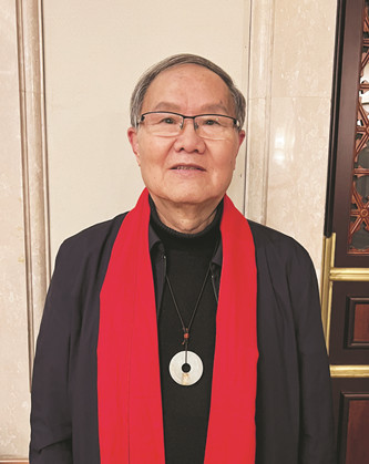 劉慶邦，中國(guó)煤礦作協(xié)主席。著有長(zhǎng)篇小說(shuō)《斷層》《遠(yuǎn)方詩(shī)意》《紅煤》《遍地月光》《黑白男女》《女工繪》等12部，中短篇小說(shuō)集、散文集《走窯漢》《梅妞放羊》《遍地白花》《響器》《黃花繡》等70余部?！秳c邦短篇小說(shuō)編年》十二卷。曾獲魯迅文學(xué)獎(jiǎng)等各類獎(jiǎng)項(xiàng)，作品被譯成多種文字出版