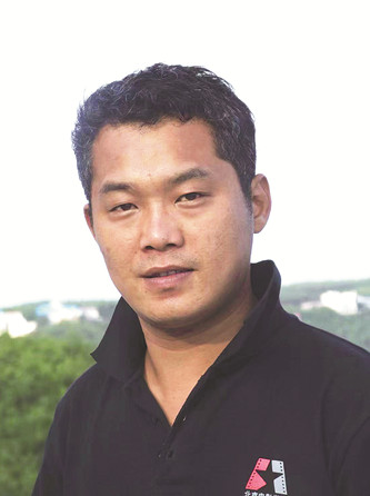 李云雷，《小說(shuō)選刊》副主編，中國(guó)現(xiàn)代文學(xué)館特邀研究員，中國(guó)文藝評(píng)論家協(xié)會(huì)青年委員會(huì)委員。著有評(píng)論集《重申新文學(xué)的理想》《新時(shí)代文學(xué)與中國(guó)故事》等，小說(shuō)集《再見，牛魔王》《沉默的人》等。曾獲馮牧文學(xué)獎(jiǎng)、茅盾文學(xué)新人獎(jiǎng)等多個(gè)獎(jiǎng)項(xiàng)