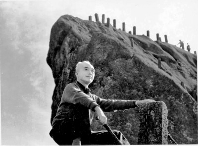 王朝聞，1909年出生，2004年去世，四川合江人。美學家、藝術(shù)理論家、雕塑家、藝術(shù)教育家。1932年考入杭州藝專；1940年赴延安，在魯迅藝術(shù)文學院進行雕塑創(chuàng)作與教學；新中國成立后，曾任中央美術(shù)學院教授兼副教務長，中國美術(shù)家協(xié)會副主席，中華全國美學學會會長，《美術(shù)》雜志主編，文化部文學藝術(shù)研究院（今中國藝術(shù)研究院）副院長。著有《新藝術(shù)創(chuàng)作論》《一以當十》《論鳳姐》《審美談》《審美心態(tài)》《雕塑雕塑》等。