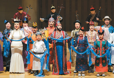 阿拉坦其其格和她的學(xué)員在北京中山公園音樂(lè)堂表演。 　　蘇冠明攝