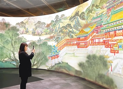 　“圓明園——清代皇家園居文化”特展以多媒體技術(shù)重現(xiàn)圓明園昔日風(fēng)光。圖為觀展市民拍照留念。 　　本報(bào)記者 陳 然攝