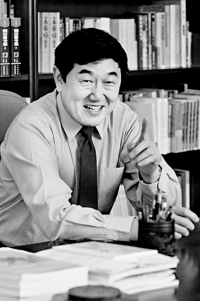 陳洪 南開(kāi)大學(xué)講席教授，國(guó)家級(jí)教學(xué)名師，南開(kāi)大學(xué)原常務(wù)副校長(zhǎng)；任《文學(xué)遺產(chǎn)》《天津社會(huì)科學(xué)》等學(xué)術(shù)期刊編委，《文學(xué)與文化》主編，曾獲國(guó)家級(jí)教學(xué)成果一等獎(jiǎng)；研究領(lǐng)域涉及中華傳統(tǒng)文化、中國(guó)古典文學(xué)、中國(guó)文學(xué)批評(píng)史、中國(guó)古代小說(shuō)理論、明清小說(shuō)、文學(xué)與宗教等諸多方面，著有《結(jié)緣：文學(xué)與宗教》《中國(guó)小說(shuō)理論史》《金圣嘆傳》《六大名著導(dǎo)讀》《漫說(shuō)水滸》等。