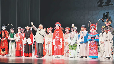圖為演員在高雄演出謝幕時合影，白先勇對觀眾比出20周年的手勢。