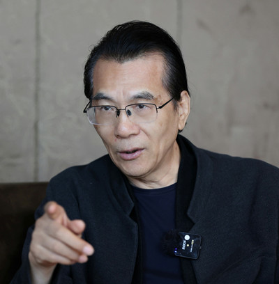 何建明，中國(guó)作家協(xié)會(huì)第七、八、九屆駐會(huì)副主席?，F(xiàn)為中國(guó)作家協(xié)會(huì)報(bào)告文學(xué)委員會(huì)主任，中央社會(huì)主義學(xué)院教授、上海大學(xué)中國(guó)創(chuàng)意寫作研究院院長(zhǎng)。三次獲得魯迅文學(xué)獎(jiǎng)，六次獲得中宣部“五個(gè)一工程”獎(jiǎng)，多次獲得全國(guó)優(yōu)秀報(bào)告文學(xué)獎(jiǎng)、徐遲報(bào)告文學(xué)獎(jiǎng)、“中國(guó)好書”等獎(jiǎng)項(xiàng)，首位獲得俄羅斯國(guó)家圖書獎(jiǎng)的中國(guó)作家。