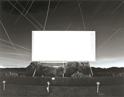 杉本博司，《尤寧城汽車影院，尤寧城》，1993，明膠銀鹽相紙，119.4×149.2cm。公式Hiroshi Sugimoto，圖片由藝術(shù)家提供