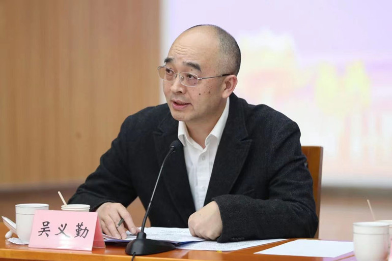 中國(guó)作協(xié)黨組成員、副主席、書(shū)記處書(shū)記吳義勤主持研討會(huì)