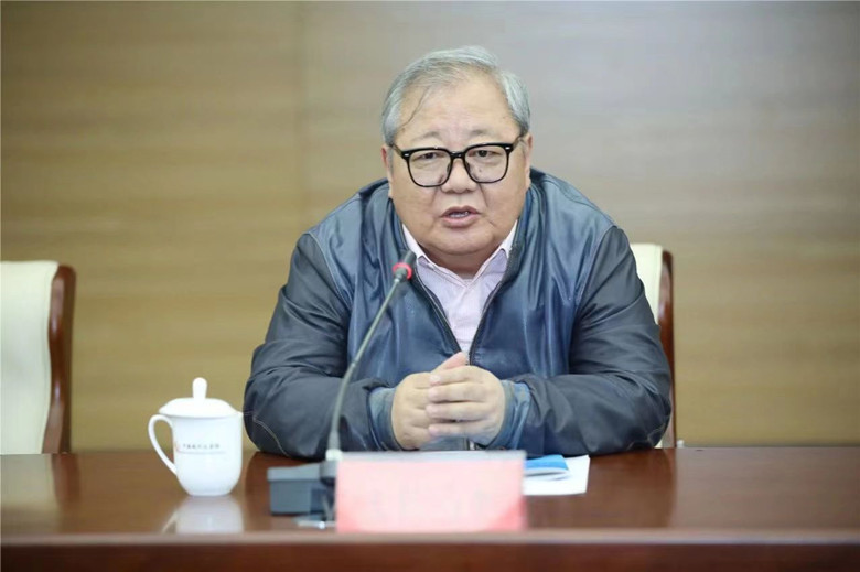 中國(guó)作協(xié)詩(shī)歌委員會(huì)主任吉狄馬加作主題演講