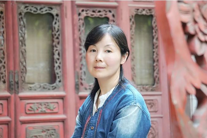 王蕓    生于湖北，現(xiàn)居南昌。一級(jí)作家，南昌市作家協(xié)會(huì)主席。出版長(zhǎng)篇小說(shuō)《對(duì)花》《江風(fēng)烈》，小說(shuō)集《請(qǐng)叫她天鵝》《薇薇安曾來(lái)過(guò)》《與孔雀說(shuō)話》《羽毛》，散文集《紙上萬(wàn)物浮現(xiàn)如初》《此生》《穿越歷史的楚風(fēng)》《接近風(fēng)的深情表達(dá)》《經(jīng)歷著異常美麗》等。三百余萬(wàn)字作品見于《人民文學(xué)》《當(dāng)代》《新華文摘》《小說(shuō)選刊》《中國(guó)作家》《青年文學(xué)》《上海文學(xué)》《江南》《芙蓉》《長(zhǎng)城》《天涯》《美文》《散文》《長(zhǎng)江文藝》《中篇小說(shuō)選刊》《小說(shuō)月報(bào)》等，收入五十多種選本。曾獲第三屆湖北文學(xué)獎(jiǎng)、第七屆屈原文藝獎(jiǎng)、第一屆江西省文藝創(chuàng)作獎(jiǎng)、第二屆林語(yǔ)堂文學(xué)獎(jiǎng)（小說(shuō)）大獎(jiǎng)等。獲評(píng)江西省思想宣傳文化系統(tǒng)“四個(gè)一批”人才。
