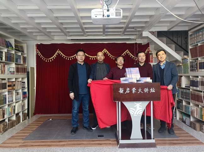 丁丁、譚五昌、陸健、黃建華、朱鋼為新書(shū)《青年詩(shī)歌年鑒2022年卷》揭幕。