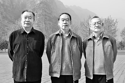 北京師范大學(xué)文藝學(xué)研究中心“三老”程正民（右）、童慶炳（中）、李壯鷹在一次學(xué)術(shù)會(huì)議上合影。