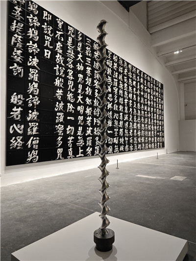 裝置《反重力結(jié)構(gòu)》。作為日本代表性的奈良時(shí)代木質(zhì)建筑之一，當(dāng)麻寺東塔在1902年經(jīng)過整體修繕，用新材料替換下部分受損的建材。這些古木材的嵌合支撐起屹立的佛塔，承受并消解了超過千年時(shí)間沉淀的分量。這種抵抗地心吸引的力量象征令杉本博司著迷，藝術(shù)家試圖通過攝影重建這座佛塔，再現(xiàn)抵御重力的構(gòu)造之美。