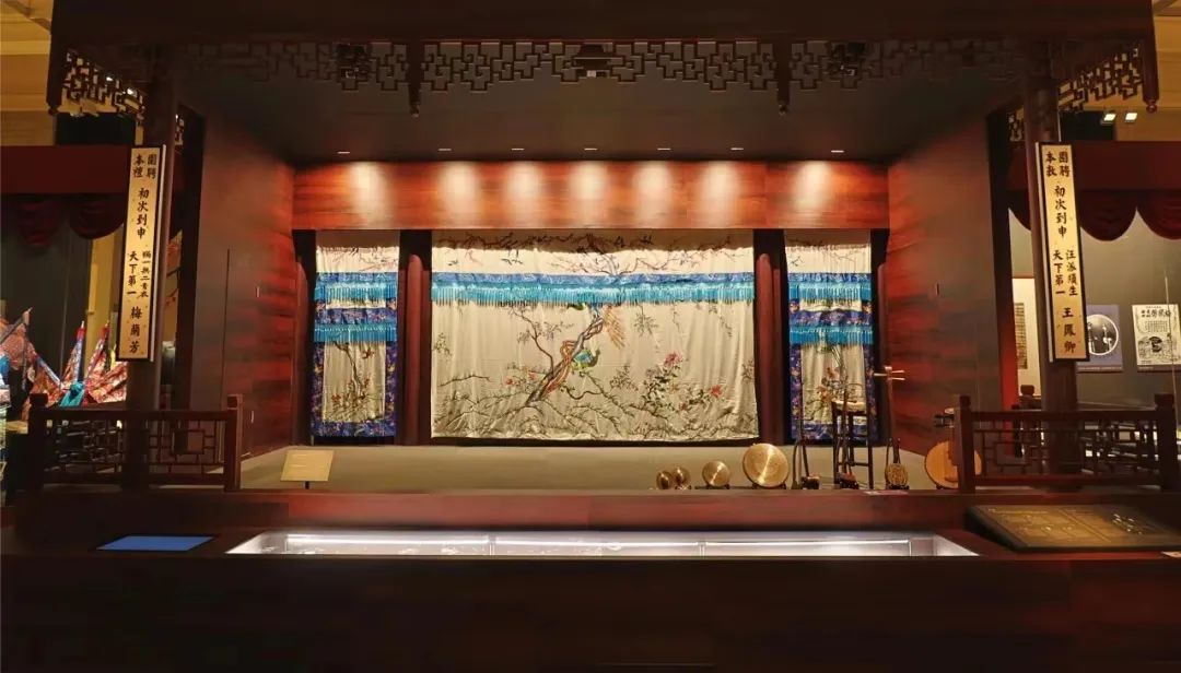 “梅綻東方——梅蘭芳在上?！碧卣宫F(xiàn)場搭建的梅蘭芳與王鳳卿登臺演出的新式劇場