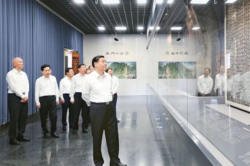 2023年7月29日，中共中央總書記、國(guó)家主席、中央軍委主席習(xí)近平在四川考察結(jié)束返京途中，來到陜西省漢中市考察。這是習(xí)近平參觀漢中市博物館有關(guān)歷史文物展陳。 新華社記者 鞠鵬/攝
