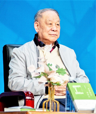 劉心武，曾任《人民文學(xué)》主編。代表作有短篇小說《班主任》、長篇小說《鐘鼓樓》（獲第二屆茅盾文學(xué)獎(jiǎng)）、散文集《也曾隔窗窺新月》《我眼中的建筑與環(huán)境》《劉心武妙品紅樓夢》等