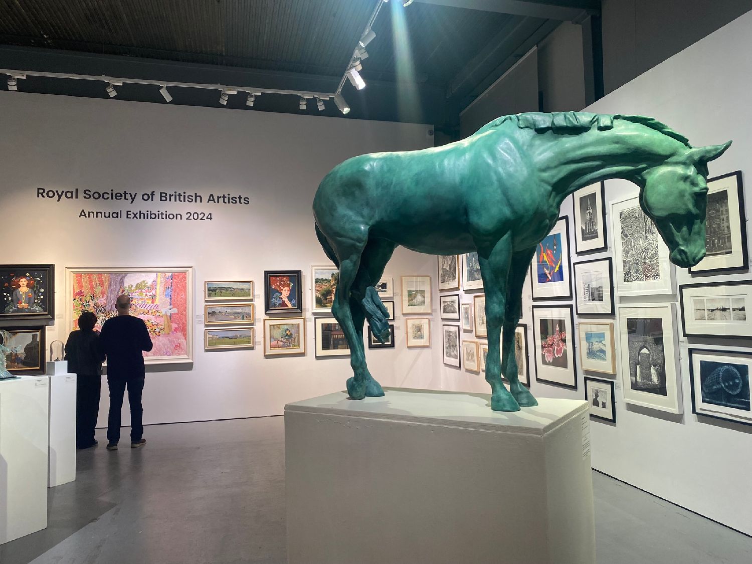英國皇家藝術家學會2024年度展覽在倫敦摩爾畫廊舉行。