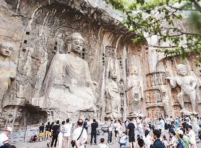 　河南洛陽龍門石窟景區(qū)游人如織，人們來此領略千年石窟石刻造像藝術(shù)的獨特魅力，探訪歷史文化遺產(chǎn)的美妙意境。 　　黃政偉攝（人民圖片）