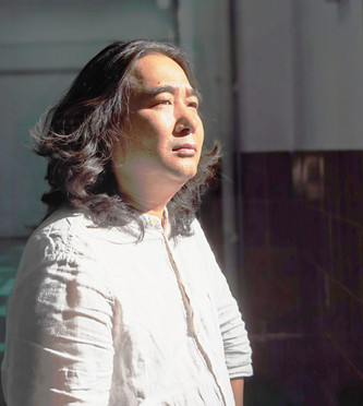包倬，生于四川涼山，彝族。有小說和散文見《人民文學》《十月》《鐘山》《江南》《天涯》《山花》《芙蓉》《北京文學》《作家》等。著有長篇小說《青山隱》，出版小說集《沉默》《十尋》《路邊的西西弗斯》《風吹白云飄》等。曾獲云南文學獎、邊疆文學獎、滇池文學獎、《長江文藝》雙年獎?，F(xiàn)居昆明。