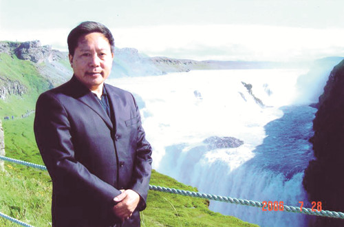 李傳鋒，湖北省鶴峰縣人，土家族作家。曾任《湖北文藝》編輯部主任、《長江文藝》小說組組長、《今古傳奇》主編、湖北省文聯(lián)黨組書記等職，曾獲全國民族團(tuán)結(jié)進(jìn)步先進(jìn)個人稱號。1986年加入中國作家協(xié)會，著有鄉(xiāng)村小說、動物小說、歷史小說、散文、文藝評論等近千萬字。短篇小說《退役軍犬》獲第二屆（1981—1984年）全國少數(shù)民族文學(xué)創(chuàng)作獎，長篇小說《白虎寨》獲第十一屆（2012—2015）全國少數(shù)民族文學(xué)創(chuàng)作駿馬獎，另有作品獲湖北省“屈原文藝獎”、重慶市“五個一工程”獎等。本期刊發(fā)青年評論家華珉朗、黃煜榕對李傳鋒的采訪。
