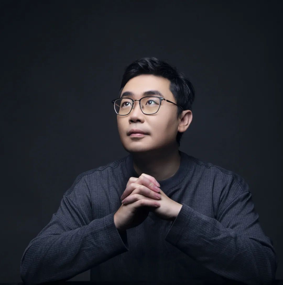 蔡崇達，青年作家，福建泉州人，曾任《中國新聞周刊》執(zhí)行主編。出版有非虛構(gòu)作品集《皮囊》、長篇小說《命運》等。作品被翻譯成英語、俄羅斯語、葡萄牙語、韓語等語種，在十幾個國家、地區(qū)發(fā)行，至今發(fā)行近600萬冊。