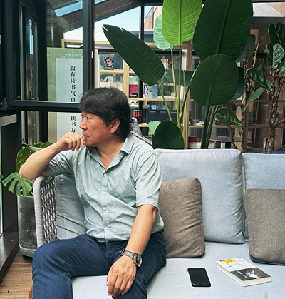 任白，吉林省吉林市人，詩人、作家。吉林省作家協(xié)會副主席、中國詩歌學(xué)會理事。出版詩集《耳語》《任白詩選》《情詩與備忘錄》《靈魂的債務(wù)》和中短篇小說集《失語》?，F(xiàn)居吉林省長春市。