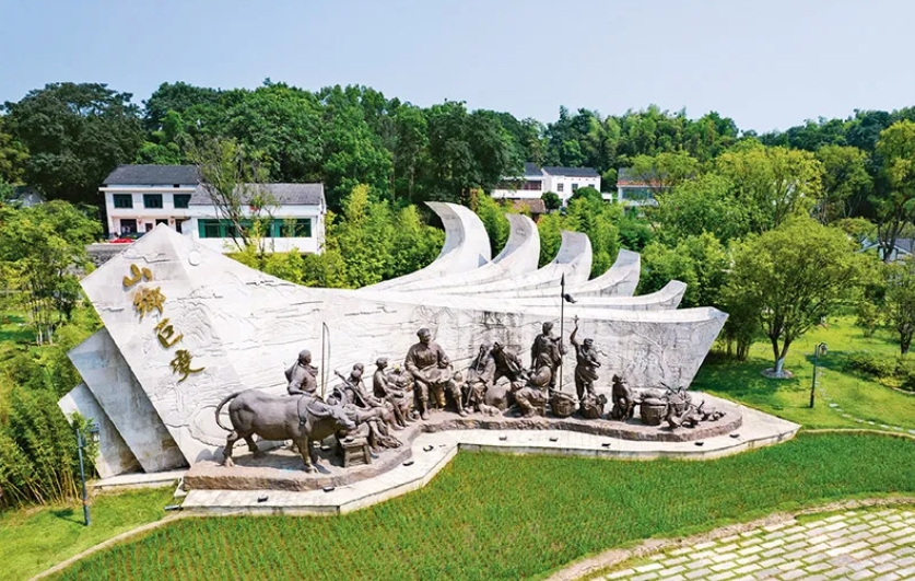 1955年秋，47歲的周立波整理行裝，從北京一路南下，舉家搬回老家湖南益陽(yáng)清溪村。67年后，在這里，中國(guó)作家協(xié)會(huì)啟動(dòng)了“新時(shí)代山鄉(xiāng)巨變創(chuàng)作計(jì)劃”和“新時(shí)代文學(xué)攀登計(jì)劃”兩項(xiàng)重大文學(xué)行動(dòng)。圖為2022年8月1日拍攝的湖南省益陽(yáng)市清溪村清溪廣場(chǎng)。 新華社記者 陳思汗/攝