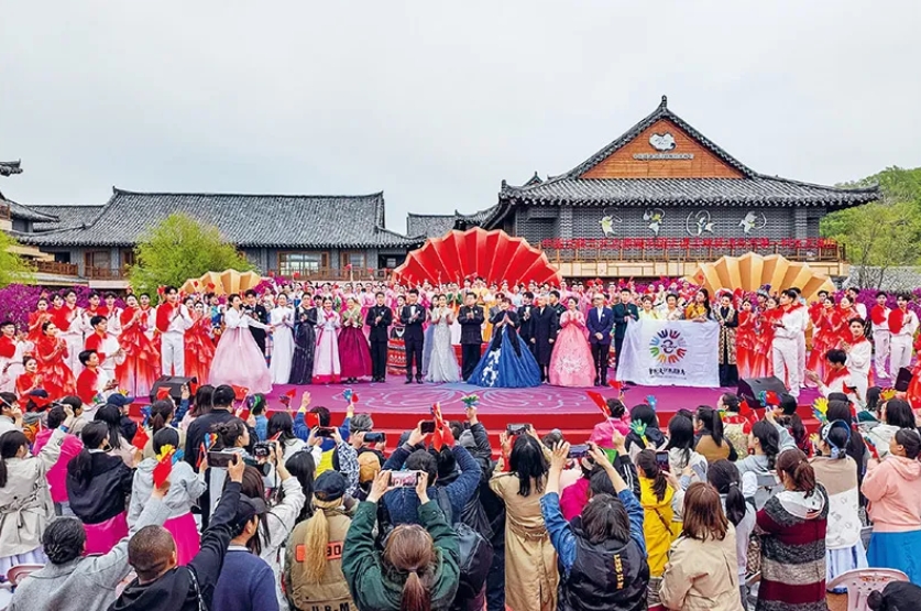 十年來(lái)，文藝工作者服務(wù)基層成為常態(tài)。2024年5月10日，由中國(guó)文聯(lián)、吉林省委宣傳部、中國(guó)文藝志愿者協(xié)會(huì)主辦的“東方唱響——中國(guó)文聯(lián)文藝志愿服務(wù)團(tuán)走進(jìn)吉林延邊東方第一村文藝演出”，在有“東方第一村”美譽(yù)的延邊州琿春市敬信鎮(zhèn)防川村舉行。圖為演出現(xiàn)場(chǎng)。 中國(guó)文聯(lián)供圖